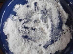 Marmellata in un piattino, test per verificare la consistenza e prontezza della preparazione.