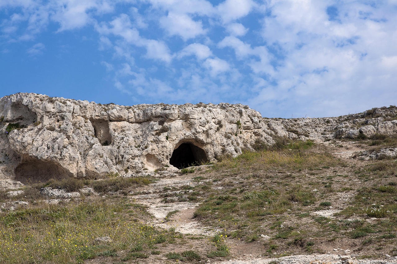 Immagine delle grotte di Toirano con impronte preistoriche di uomo e orso delle caverne.