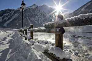 Vista delle terme libere di Bormio, circondate da neve e montagne, per un'esperienza di relax invernale.