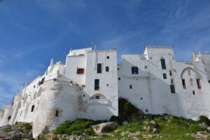 Vista panoramica della città bianca di Cisternino, Puglia, con strade tranquille e architettura caratteristica.