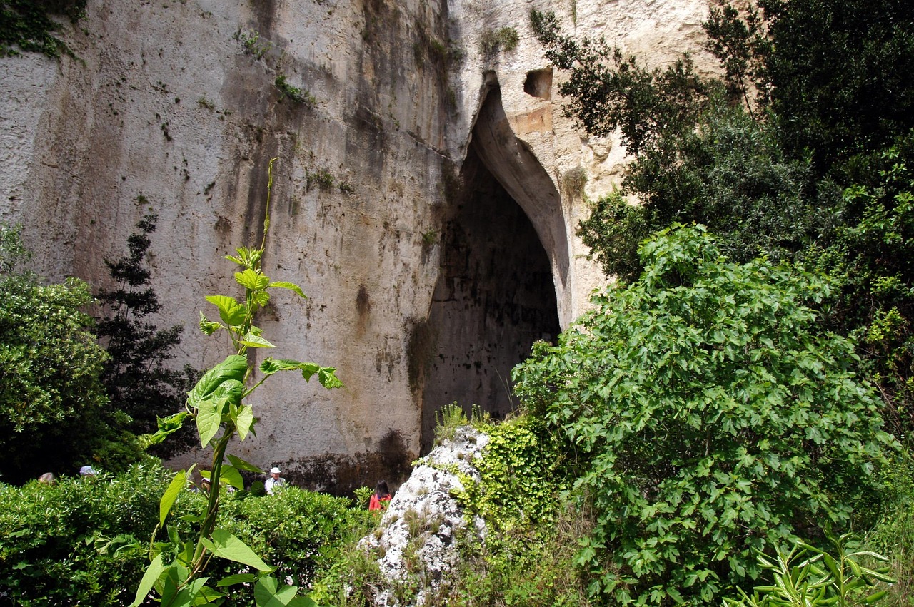 Panorama delle vie cave etrusche in Toscana, con pareti di tufo alte 20 metri.