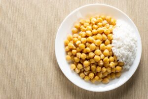 Immagine di legumi in scatola sciacquati, pronti per essere utilizzati in cucina.