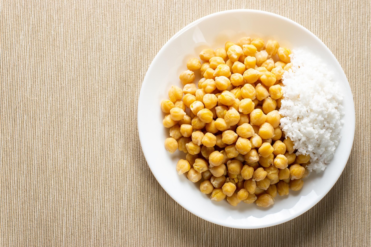 Immagine di legumi in scatola sciacquati, pronti per essere utilizzati in cucina.