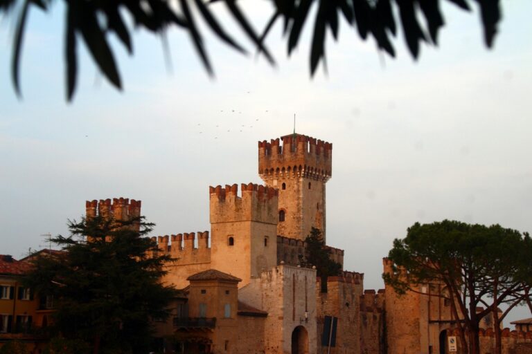Dettaglio della camera d'oro nel castello di Torrechiara, simbolo di una storia d'amore senza tempo.