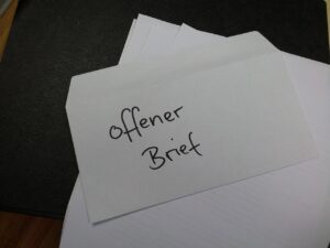 Immagine che illustra il processo di ricorso al Giudice di Pace senza avvocato, con documenti e penna.