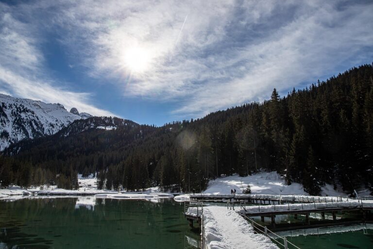 Lago turchese circondato da montagne dolomitiche, una vista serena senza folla.
