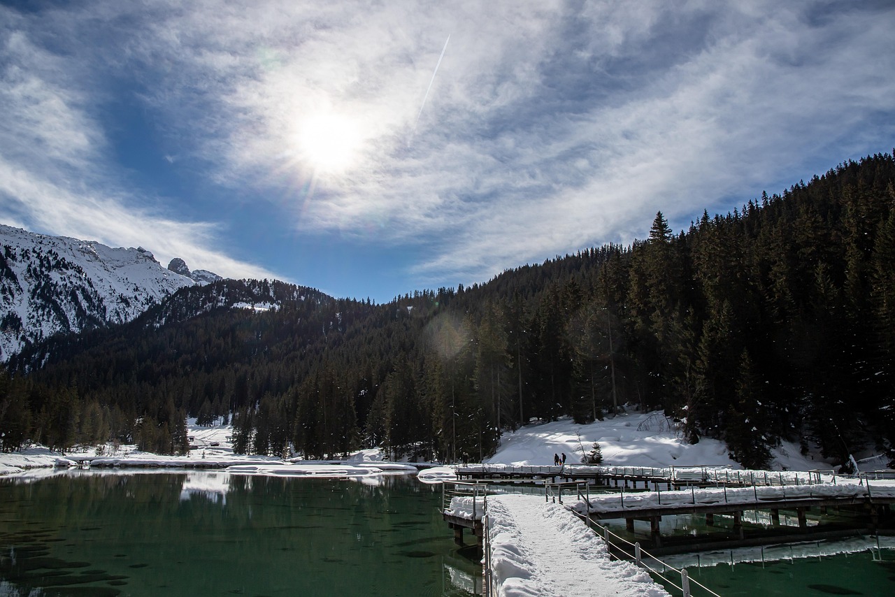 Lago turchese circondato da montagne dolomitiche, una vista serena senza folla.