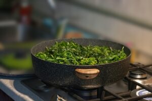 Cime di rapa sbollentate pronte per essere ripassate in padella con aglio.