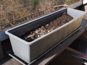Fioriere sul balcone con argilla espansa sul fondo per prevenire ristagni d'acqua.